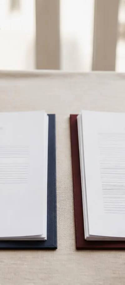 Deux dossiers juridiques comparés côte à côte : cession de titres et vente de fonds de commerce
