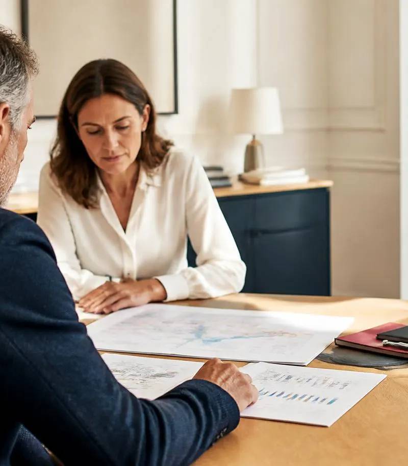 Dirigeant de PME et conseil examinant un calendrier de préparation de cession d'entreprise sur 12 à 36 mois