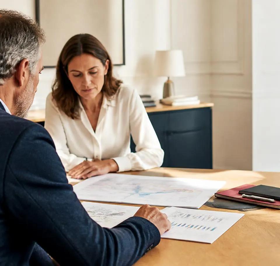 Dirigeant de PME et conseil examinant un calendrier de préparation de cession d'entreprise sur 12 à 36 mois